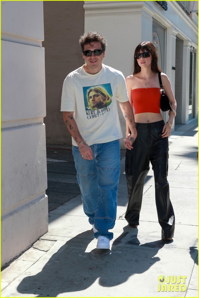 Brooklyn Beckham và vợ xinh đẹp nắm tay tình cảm đi mua sắm - Ảnh 5.
