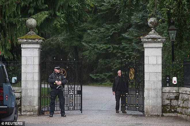 Trực thăng Hoàng gia Anh hạ cánh xuống nơi Nữ hoàng Elizabeth II đang ở - Ảnh 5.