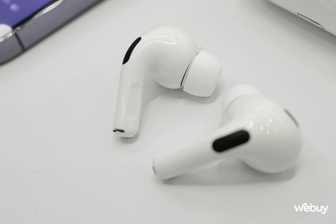 Ảnh thực tế AirPods Pro 2: Thiết kế không đổi, nâng cấp chống ồn và pin, giá chính hãng dự kiến 6.9 triệu đồng - Ảnh 7.