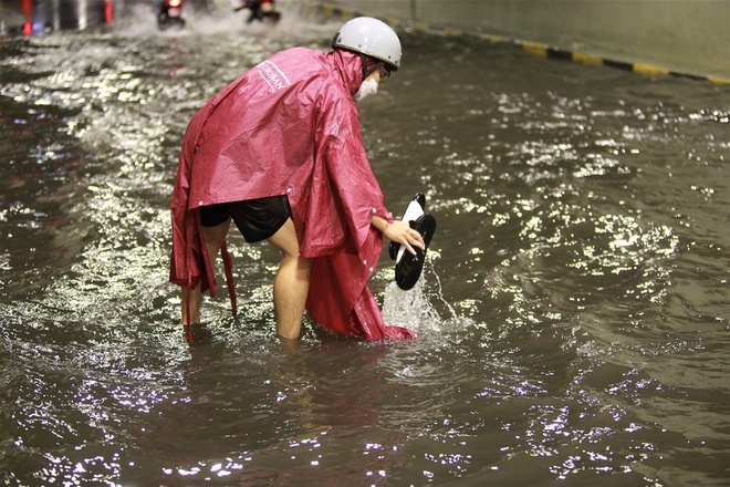 Hầm chui trăm tỷ ở Đà Nẵng lại ngập nước sau mưa, nhiều người bị ngã xe - Ảnh 10.