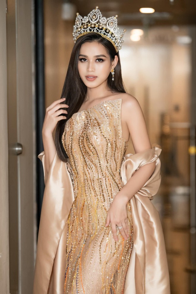Đỗ Thị Hà diện váy vàng gold đẹp tựa nữ thần, Á hậu Phương Anh mặc váy cut-out táo bạo - Ảnh 2.