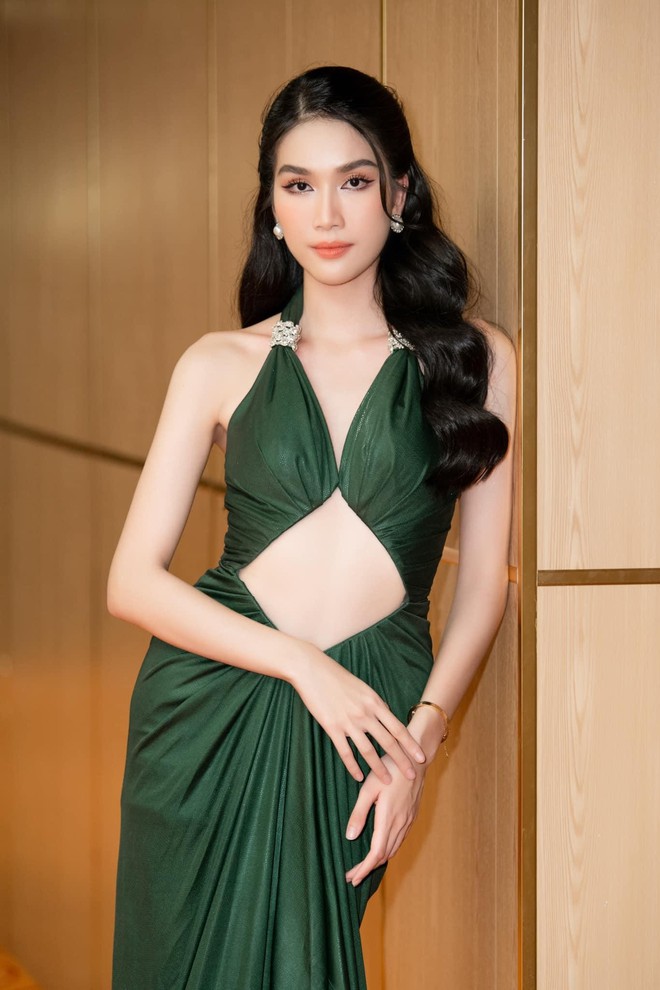 Đỗ Thị Hà diện váy vàng gold đẹp tựa nữ thần, Á hậu Phương Anh mặc váy cut-out táo bạo - Ảnh 3.