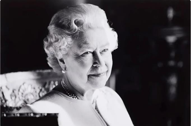 C&acirc;u chuyện đằng sau bức di ảnh của Nữ ho&agrave;ng Elizabeth II - Ảnh 1.