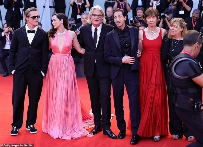 Bond Girl gốc Cuba mặc mốt không nội y, cười đùa với Brad Pitt trên thảm đỏ LHP Venice - Ảnh 1.