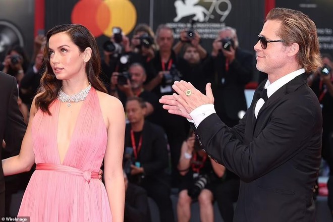 Bond Girl gốc Cuba mặc mốt không nội y, cười đùa với Brad Pitt trên thảm đỏ LHP Venice - Ảnh 6.
