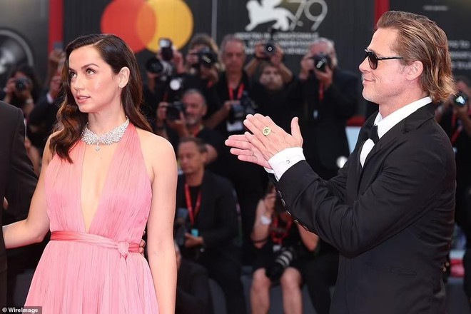 Bond Girl gốc Cuba mặc mốt kh&ocirc;ng nội y, cười đ&ugrave;a với Brad Pitt tr&ecirc;n thảm đỏ LHP Venice - Ảnh 6.