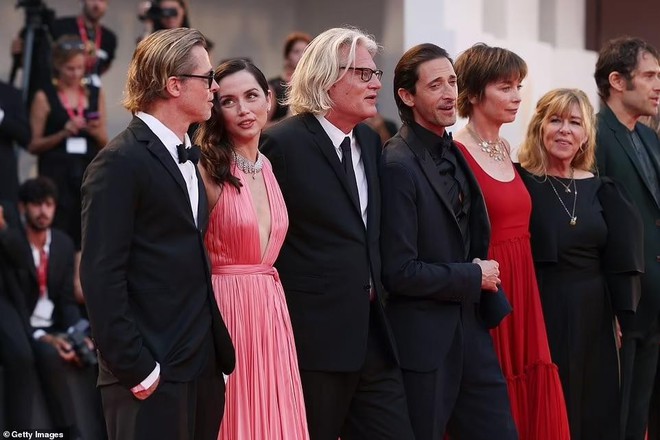 Bond Girl gốc Cuba mặc mốt không nội y, cười đùa với Brad Pitt trên thảm đỏ LHP Venice - Ảnh 8.