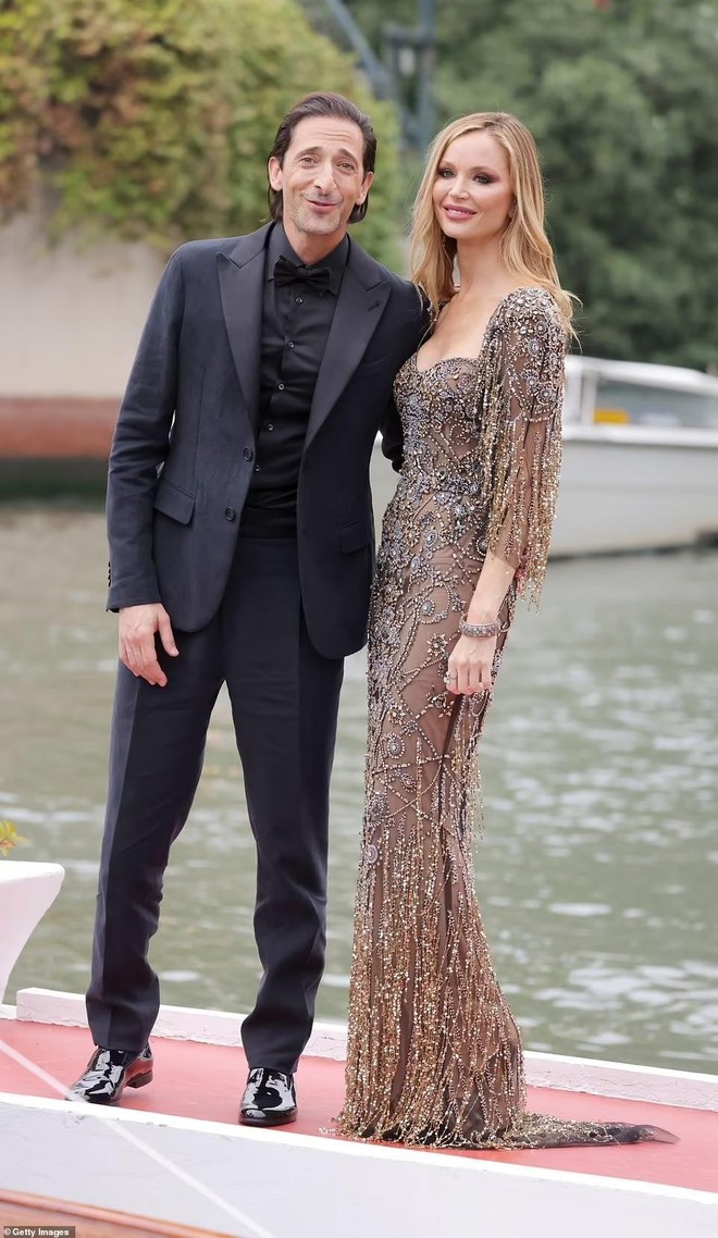 Bond Girl gốc Cuba mặc mốt không nội y, cười đùa với Brad Pitt trên thảm đỏ LHP Venice - Ảnh 9.