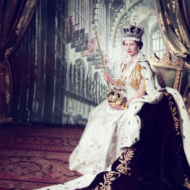 Bí mật đằng sau gu ăn mặc quyền lực của Nữ hoàng Anh suốt 70 năm trị vì - Ảnh 4.