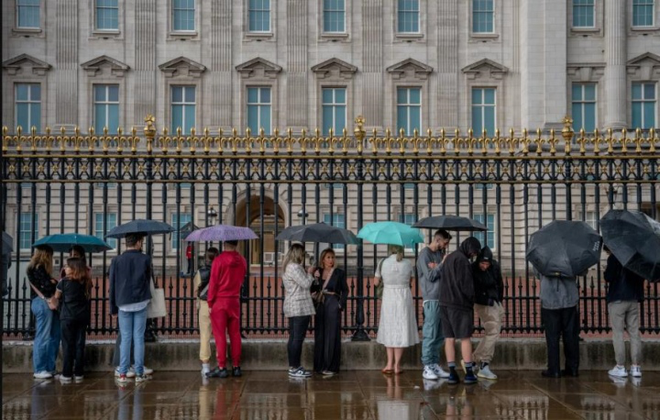 Ảnh: Thế giới tưởng niệm Nữ ho&agrave;ng Elizabeth II - Ảnh 8.