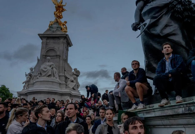 Ảnh: Thế giới tưởng niệm Nữ ho&agrave;ng Elizabeth II - Ảnh 1.