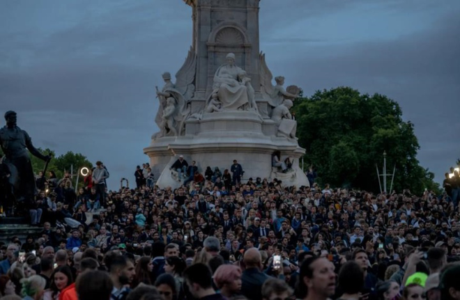 Ảnh: Thế giới tưởng niệm Nữ ho&agrave;ng Elizabeth II - Ảnh 7.