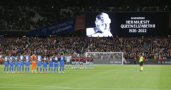 Nữ hoàng Anh qua đời: Man Utd treo cờ rủ, Arsenal mặc niệm giữa trận đấu - Ảnh 2.