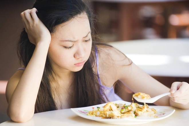 7 thói xấu khi ăn uống khiến dạ dày kêu cứu nhưng ai trong chúng ta cũng mắc phải vài điều - Ảnh 1.