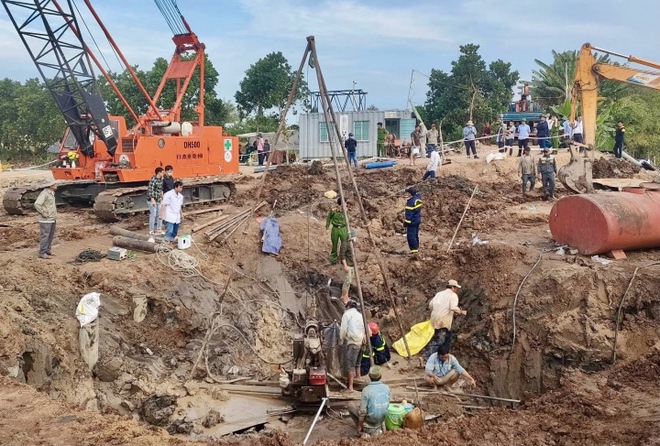 B&eacute; trai 10 tuổi ở Đồng Th&aacute;p rơi xuống trụ b&ecirc; t&ocirc;ng s&acirc;u 35m - Ảnh 1.