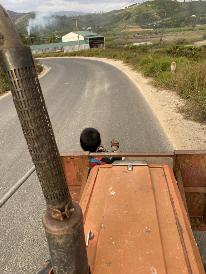 Bé trai đi bộ đến trường được quá giang gợi lại ký ức của nhiều người - Ảnh 2.