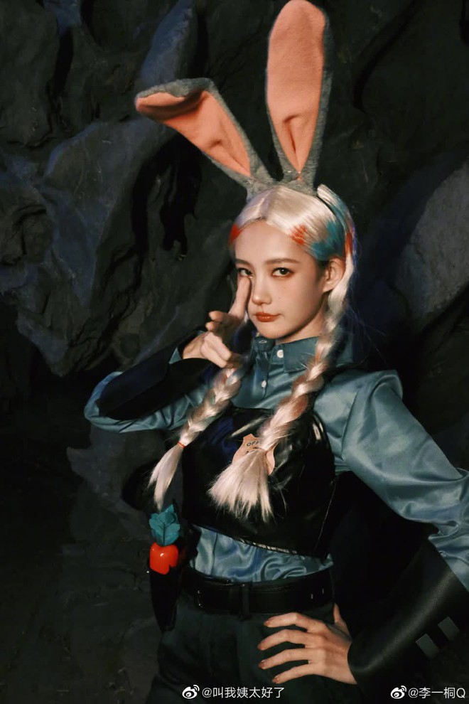 D&agrave;n mỹ nh&acirc;n Hoa ngữ khoe nhan sắc cực phẩm ngay ng&agrave;y đầu năm mới: Địch Lệ Nhiệt Ba gợi cảm với sắc đỏ, Lưu Diệc Phi khoe mặt mộc ho&agrave;n hảo - Ảnh 21.