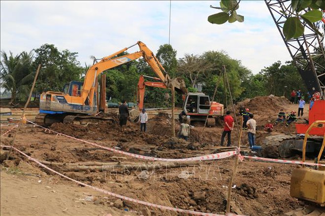 Vụ b&eacute; trai rơi xuống trụ b&ecirc; t&ocirc;ng s&acirc;u 35 m: Tiếp tục cứu hộ với phương ch&acirc;m c&ograve;n nước c&ograve;n t&aacute;t - Ảnh 1.