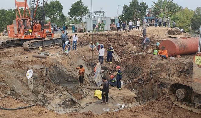 B&eacute; trai lọt trong trụ b&ecirc; t&ocirc;ng s&acirc;u 35 m: M&aacute;y khoan nhồi cọc sẵn s&agrave;ng nhổ trụ - Ảnh 1.