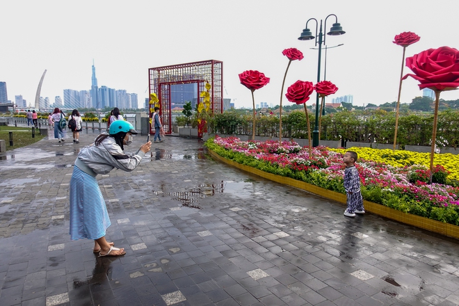 Người d&acirc;n thảnh thơi dạo chơi trung t&acirc;m TP.HCM trong s&aacute;ng đầu năm 2023 - Ảnh 4.