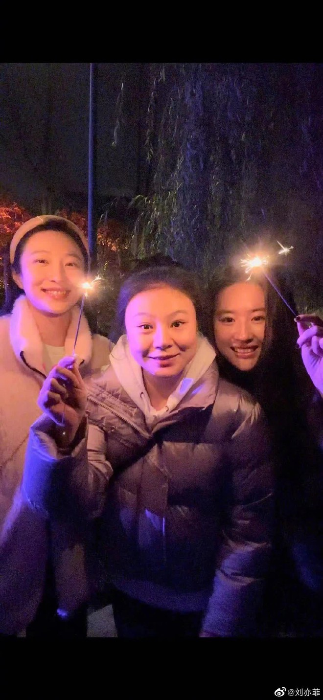 D&agrave;n mỹ nh&acirc;n Hoa ngữ khoe nhan sắc cực phẩm ngay ng&agrave;y đầu năm mới: Địch Lệ Nhiệt Ba gợi cảm với sắc đỏ, Lưu Diệc Phi khoe mặt mộc ho&agrave;n hảo - Ảnh 12.