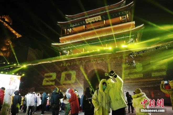 Người dân Trung Quốc tưng bừng chào đón năm mới 2023 bất chấp dịch bệnh - Ảnh 3.