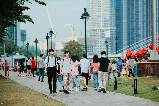 Ngắm TP.HCM trong ngày đầu năm mới: Giới trẻ nhộn nhịp đổ ra đường, nơi đâu cũng ngập tràn áo dài - Ảnh 5.