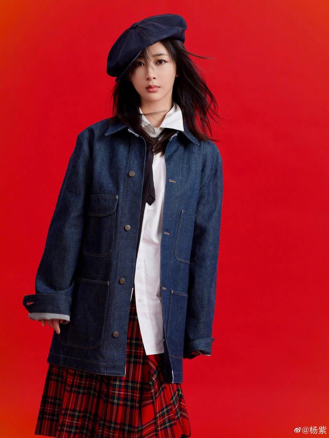 D&agrave;n mỹ nh&acirc;n Hoa ngữ khoe nhan sắc cực phẩm ngay ng&agrave;y đầu năm mới: Địch Lệ Nhiệt Ba gợi cảm với sắc đỏ, Lưu Diệc Phi khoe mặt mộc ho&agrave;n hảo - Ảnh 10.