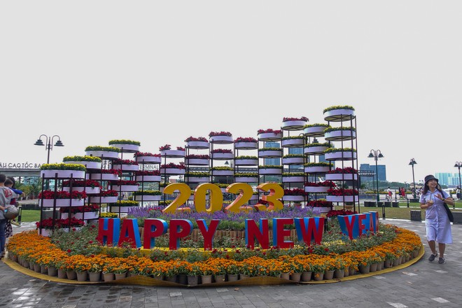 Người d&acirc;n thảnh thơi dạo chơi trung t&acirc;m TP.HCM trong s&aacute;ng đầu năm 2023 - Ảnh 1.