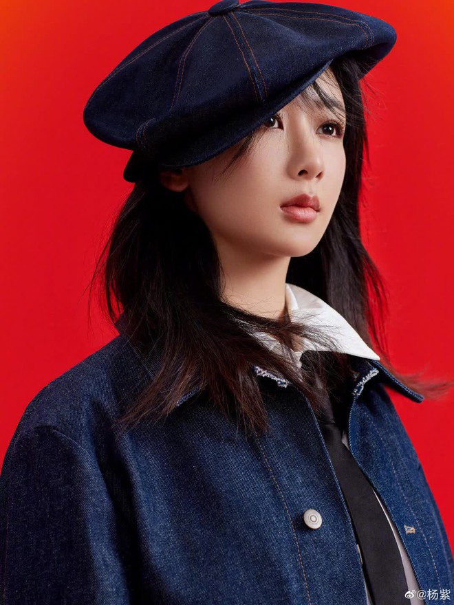 D&agrave;n mỹ nh&acirc;n Hoa ngữ khoe nhan sắc cực phẩm ngay ng&agrave;y đầu năm mới: Địch Lệ Nhiệt Ba gợi cảm với sắc đỏ, Lưu Diệc Phi khoe mặt mộc ho&agrave;n hảo - Ảnh 9.