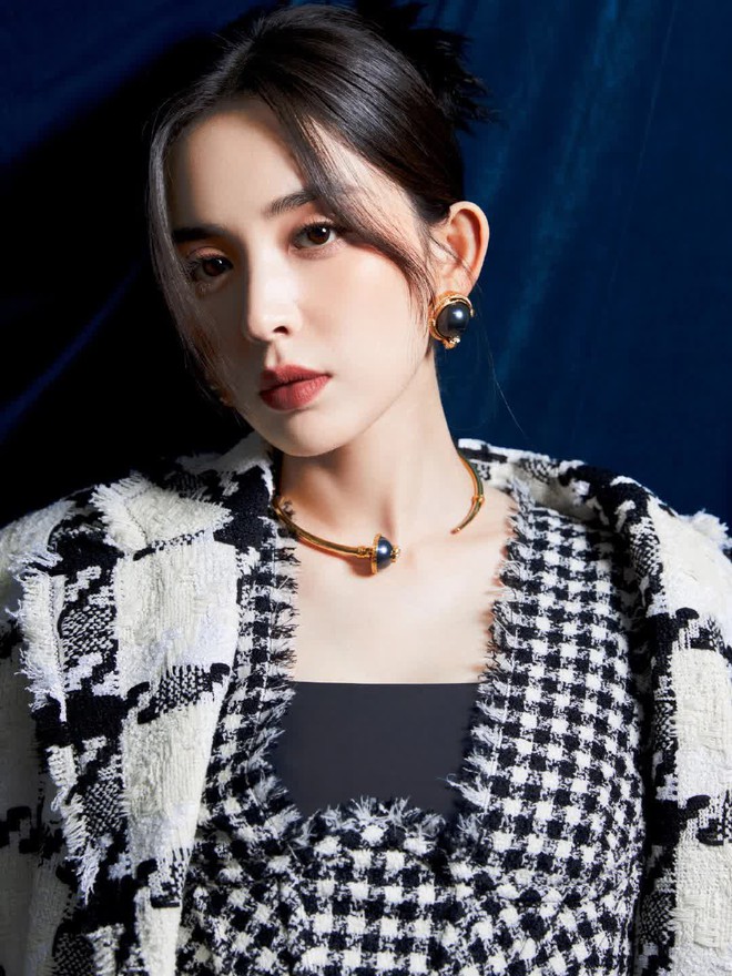 D&agrave;n mỹ nh&acirc;n Hoa ngữ khoe nhan sắc cực phẩm ngay ng&agrave;y đầu năm mới: Địch Lệ Nhiệt Ba gợi cảm với sắc đỏ, Lưu Diệc Phi khoe mặt mộc ho&agrave;n hảo - Ảnh 5.