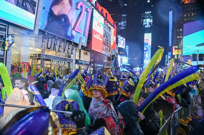 Gần 1 triệu người xem thả bóng đón năm mới ở quảng trường Thời Đại - Ảnh 5.
