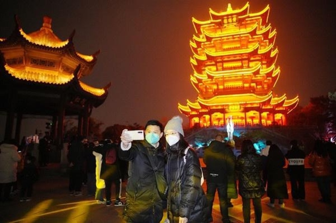 Người dân Trung Quốc tưng bừng chào đón năm mới 2023 bất chấp dịch bệnh - Ảnh 11.