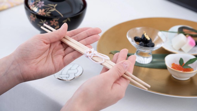 Những truyền thống đ&oacute;n năm mới đặc sắc ở Nhật Bản: Từ cổng th&ocirc;ng cầu may cho đến chiếc b&aacute;nh nếp d&acirc;ng l&ecirc;n thần linh - Ảnh 5.