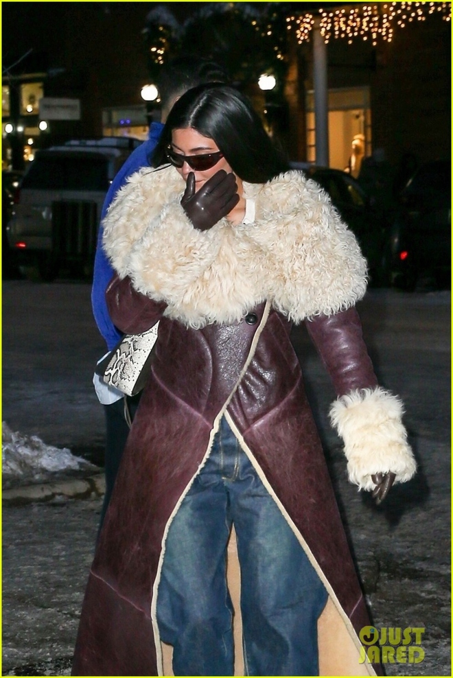 Kylie Jenner xinh đẹp l&aacute;i xe chở bạn đi ăn tối ở Aspen dịp cuối năm - Ảnh 5.