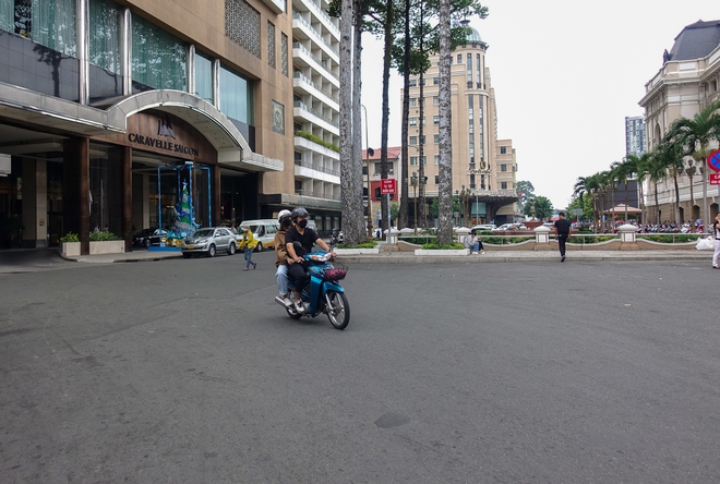 Người d&acirc;n thảnh thơi dạo chơi trung t&acirc;m TP.HCM trong s&aacute;ng đầu năm 2023 - Ảnh 10.