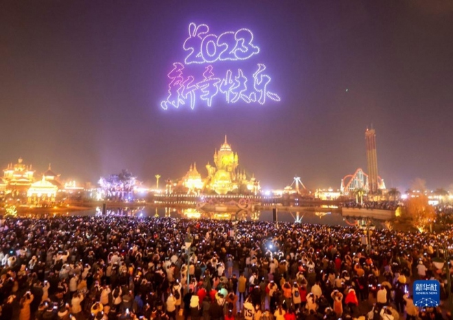 Người dân Trung Quốc tưng bừng chào đón năm mới 2023 bất chấp dịch bệnh - Ảnh 10.