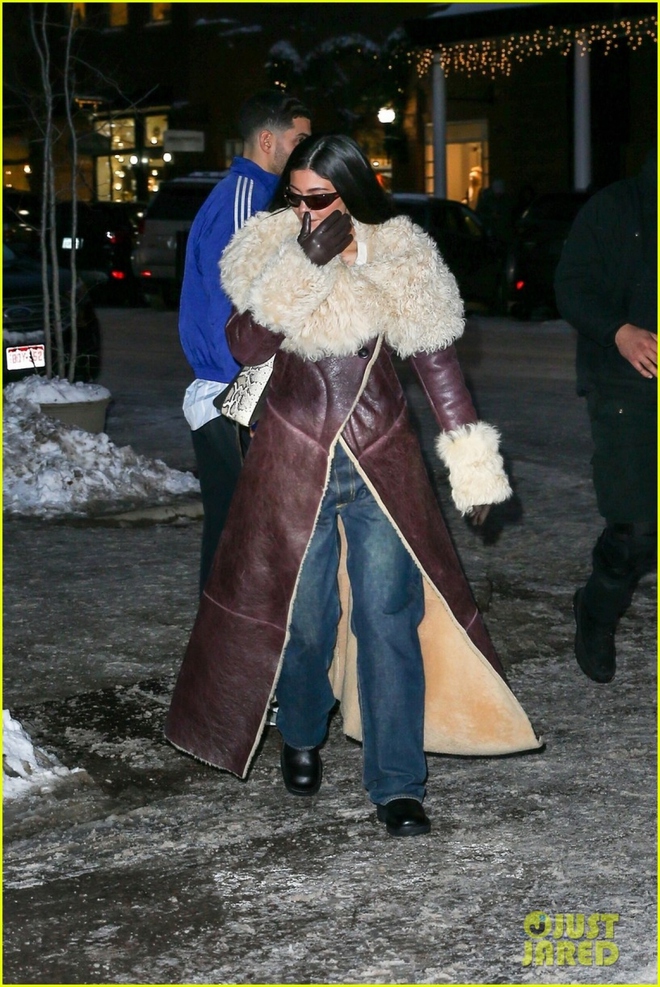 Kylie Jenner xinh đẹp l&aacute;i xe chở bạn đi ăn tối ở Aspen dịp cuối năm - Ảnh 4.