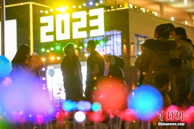 Người dân Trung Quốc tưng bừng chào đón năm mới 2023 bất chấp dịch bệnh - Ảnh 9.