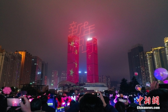 Người dân Trung Quốc tưng bừng chào đón năm mới 2023 bất chấp dịch bệnh - Ảnh 8.