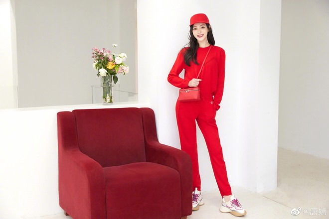 D&agrave;n mỹ nh&acirc;n Hoa ngữ khoe nhan sắc cực phẩm ngay ng&agrave;y đầu năm mới: Địch Lệ Nhiệt Ba gợi cảm với sắc đỏ, Lưu Diệc Phi khoe mặt mộc ho&agrave;n hảo - Ảnh 16.