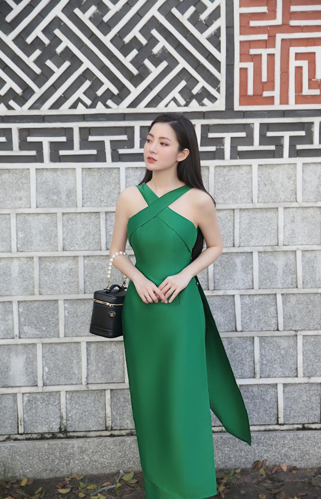 &Aacute;o d&agrave;i trễ vai/ kh&ocirc;ng tay: Xu hướng c&aacute;ch t&acirc;n sang chảnh cho Tết 2023 n&agrave;y - Ảnh 5.