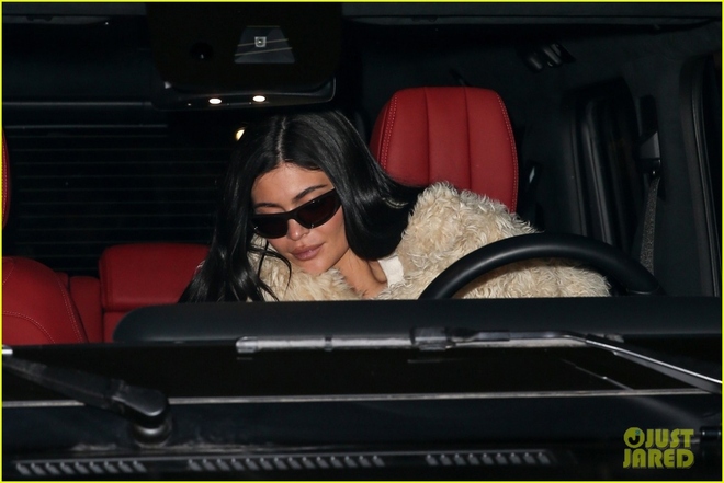 Kylie Jenner xinh đẹp lái xe chở bạn đi ăn tối ở Aspen dịp cuối năm - Ảnh 2.