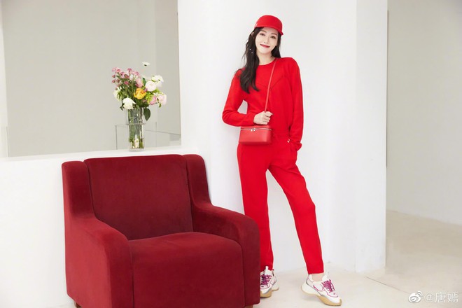 D&agrave;n mỹ nh&acirc;n Hoa ngữ khoe nhan sắc cực phẩm ngay ng&agrave;y đầu năm mới: Địch Lệ Nhiệt Ba gợi cảm với sắc đỏ, Lưu Diệc Phi khoe mặt mộc ho&agrave;n hảo - Ảnh 15.