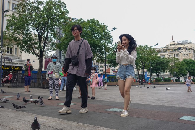 Người d&acirc;n thảnh thơi dạo chơi trung t&acirc;m TP.HCM trong s&aacute;ng đầu năm 2023 - Ảnh 6.
