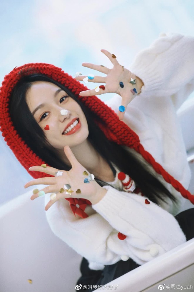 D&agrave;n mỹ nh&acirc;n Hoa ngữ khoe nhan sắc cực phẩm ngay ng&agrave;y đầu năm mới: Địch Lệ Nhiệt Ba gợi cảm với sắc đỏ, Lưu Diệc Phi khoe mặt mộc ho&agrave;n hảo - Ảnh 14.