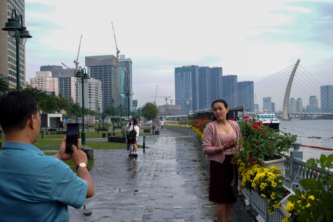 Người d&acirc;n thảnh thơi dạo chơi trung t&acirc;m TP.HCM trong s&aacute;ng đầu năm 2023 - Ảnh 5.