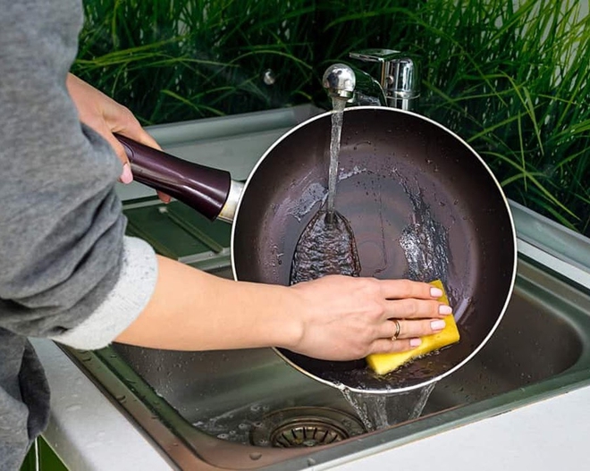 4 sai lầm khi chi&ecirc;n r&aacute;n c&oacute; thể g&acirc;y ung thư v&agrave; 2 mẹo nấu nướng &ldquo;nhỏ nhưng c&oacute; v&otilde;&rdquo; cứu cả gia đ&igrave;nh bạn - Ảnh 2.