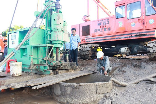 Chùm ảnh: 11 ngày đêm nỗ lực đưa bé trai lọt vào trụ bê-tông ở Đồng Tháp lên mặt đất - Ảnh 13.