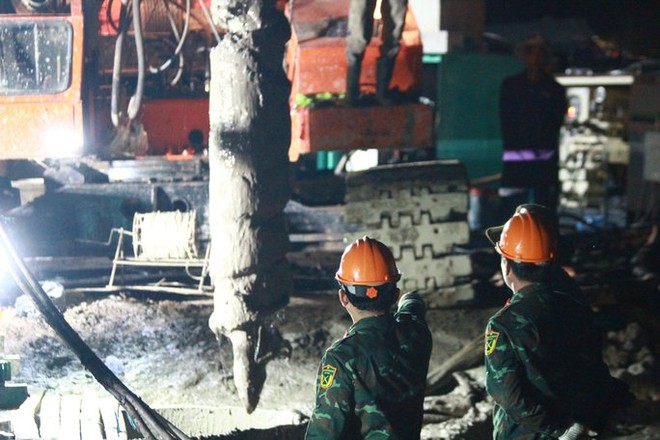 Chùm ảnh: 11 ngày đêm nỗ lực đưa bé trai lọt vào trụ bê-tông ở Đồng Tháp lên mặt đất - Ảnh 12.